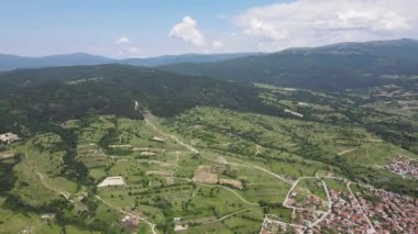 Bulgaristan 'ın Pazardzhik bölgesinin tarihi Strelcha kentinin Aerial Spring manzarası
