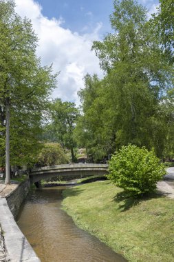 KOPRIVSHTITSA, BULGARIA - 2 Haziran 2023: Bulgaristan 'ın Sofya Bölgesi Koprivshtitsa kentindeki Tipik Sokak ve eski evler