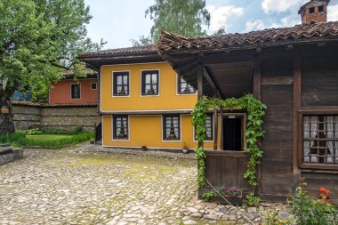 KOPRIVSHTITSA, BULGARIA - 2 Haziran 2023: Bulgaristan 'ın Sofya Bölgesi Koprivshtitsa kentindeki Tipik Sokak ve eski evler