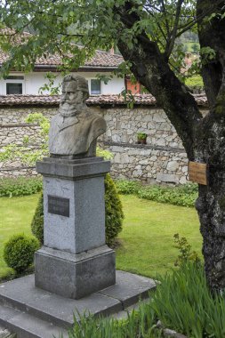 KOPRIVSHTITSA, BULGARIA - 2 Haziran 2023: Bulgaristan 'ın Sofya Bölgesi Koprivshtitsa kentindeki Tipik Sokak ve eski evler