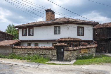 KOPRIVSHTITSA, BULGARIA - 2 Haziran 2023: Bulgaristan 'ın Sofya Bölgesi Koprivshtitsa kentindeki Tipik Sokak ve eski evler