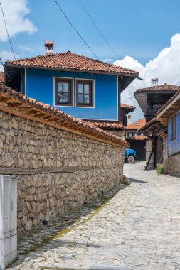KOPRIVSHTITSA, BULGARIA - 2 Haziran 2023: Bulgaristan 'ın Sofya Bölgesi Koprivshtitsa kentindeki Tipik Sokak ve eski evler