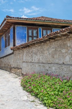 KOPRIVSHTITSA, BULGARIA - 2 Haziran 2023: Bulgaristan 'ın Sofya Bölgesi Koprivshtitsa kentindeki Tipik Sokak ve eski evler