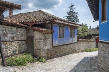KOPRIVSHTITSA, BULGARIA - 2 Haziran 2023: Bulgaristan 'ın Sofya Bölgesi Koprivshtitsa kentindeki Tipik Sokak ve eski evler