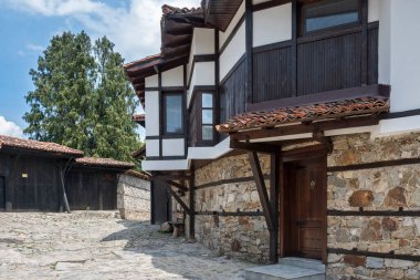 KOPRIVSHTITSA, BULGARIA - 2 Haziran 2023: Bulgaristan 'ın Sofya Bölgesi Koprivshtitsa kentindeki Tipik Sokak ve eski evler