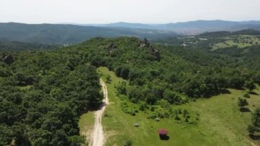 Bulgaristan 'ın Pazardzhik Bölgesi' nin Strelcha kasabası yakınlarındaki antik Trakya Sığınak Skumsale hava manzarası
