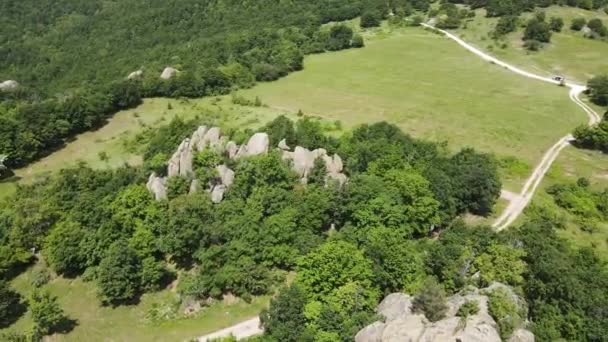 保加利亚Pazardzhik区Strelcha镇附近古代色雷斯人保护区Skumsale的空中景观 — 图库视频影像