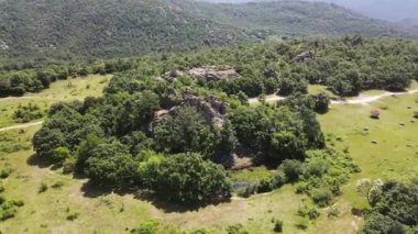 Bulgaristan 'ın Pazardzhik Bölgesi' nin Strelcha kasabası yakınlarındaki antik Trakya Sığınak Skumsale hava manzarası