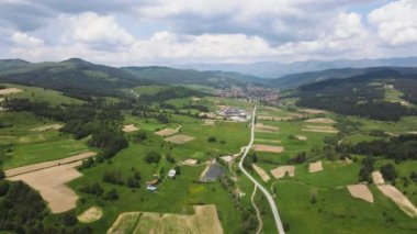 Bulgaristan 'ın Sofya Bölgesi Koprivshtitsa kasabası yakınlarındaki Sredna Gora Dağı' nın hava manzarası