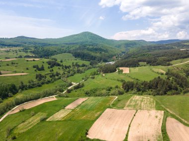 Bulgaristan 'ın Sofya Bölgesi Koprivshtitsa kasabası yakınlarındaki Sredna Gora Dağı' nın hava manzarası