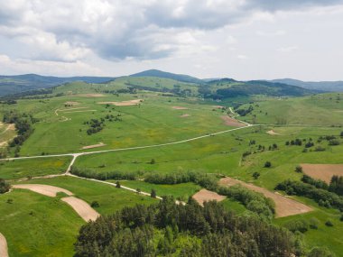 Bulgaristan 'ın Sofya Bölgesi Koprivshtitsa kasabası yakınlarındaki Sredna Gora Dağı' nın hava manzarası