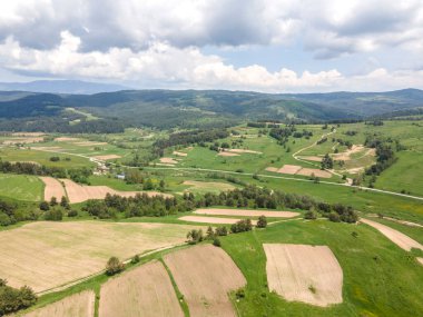 Bulgaristan 'ın Sofya Bölgesi Koprivshtitsa kasabası yakınlarındaki Sredna Gora Dağı' nın hava manzarası