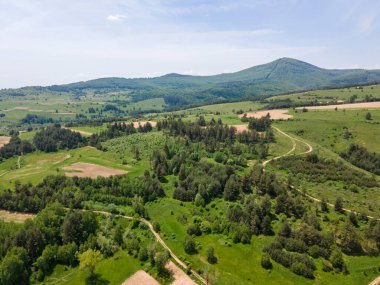 Bulgaristan 'ın Sofya Bölgesi Koprivshtitsa kasabası yakınlarındaki Sredna Gora Dağı' nın hava manzarası