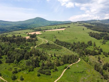 Bulgaristan 'ın Sofya Bölgesi Koprivshtitsa kasabası yakınlarındaki Sredna Gora Dağı' nın hava manzarası