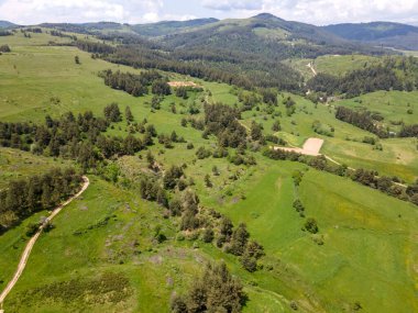 Bulgaristan 'ın Sofya Bölgesi Koprivshtitsa kasabası yakınlarındaki Sredna Gora Dağı' nın hava manzarası