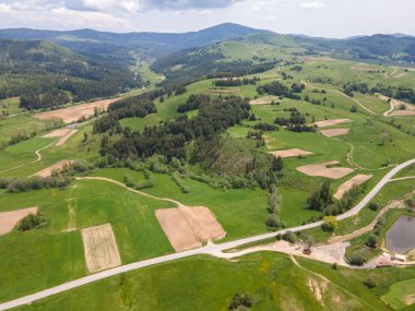Bulgaristan 'ın Sofya Bölgesi Koprivshtitsa kasabası yakınlarındaki Sredna Gora Dağı' nın hava manzarası
