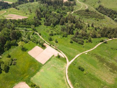 Bulgaristan 'ın Sofya Bölgesi Koprivshtitsa kasabası yakınlarındaki Sredna Gora Dağı' nın hava manzarası