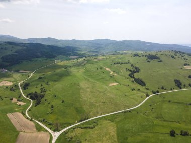 Bulgaristan 'ın Sofya Bölgesi Koprivshtitsa kasabası yakınlarındaki Sredna Gora Dağı' nın hava manzarası