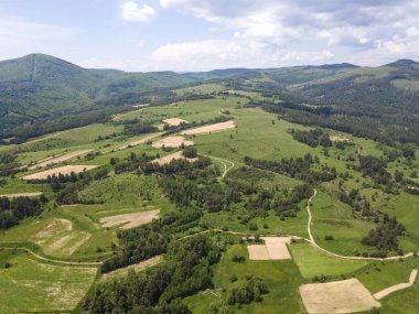 Bulgaristan 'ın Sofya Bölgesi Koprivshtitsa kasabası yakınlarındaki Sredna Gora Dağı' nın hava manzarası