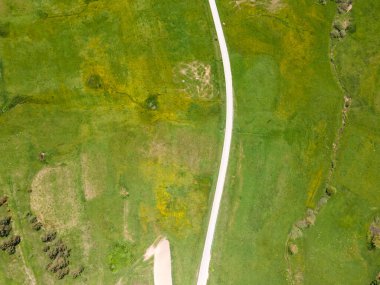 Bulgaristan 'ın Sofya Bölgesi Koprivshtitsa kasabası yakınlarındaki Sredna Gora Dağı' nın hava manzarası