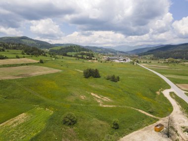 Bulgaristan 'ın Sofya Bölgesi Koprivshtitsa kasabası yakınlarındaki Sredna Gora Dağı' nın hava manzarası