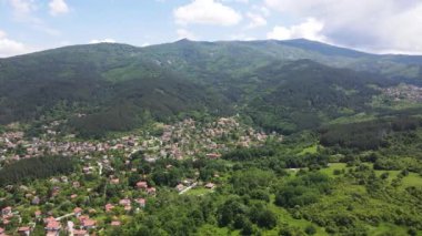 Bulgaristan 'ın Pernik bölgesindeki Rudartsi Köyü yakınlarındaki Vitosha Dağı' nın şaşırtıcı hava manzarası
