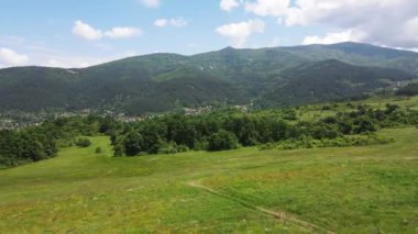 Bulgaristan 'ın Pernik bölgesindeki Rudartsi Köyü yakınlarındaki Vitosha Dağı' nın şaşırtıcı hava manzarası