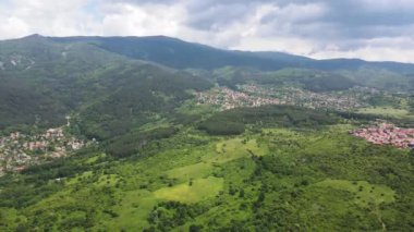 Bulgaristan 'ın Pernik bölgesindeki Rudartsi Köyü yakınlarındaki Vitosha Dağı' nın şaşırtıcı hava manzarası