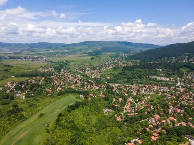 Bulgaristan 'ın Pernik bölgesindeki Rudartsi Köyü yakınlarındaki Vitosha Dağı' nın şaşırtıcı hava manzarası