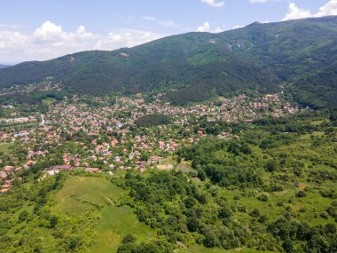 Bulgaristan 'ın Pernik bölgesindeki Rudartsi Köyü yakınlarındaki Vitosha Dağı' nın şaşırtıcı hava manzarası