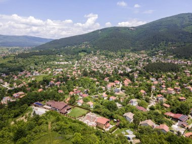 Bulgaristan 'ın Pernik bölgesindeki Rudartsi Köyü yakınlarındaki Vitosha Dağı' nın şaşırtıcı hava manzarası