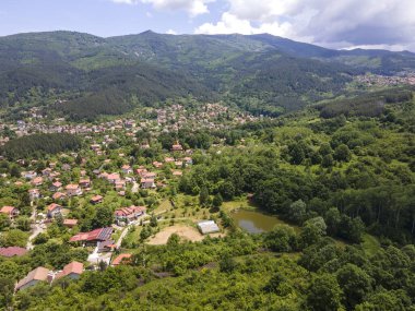 Bulgaristan 'ın Pernik bölgesindeki Rudartsi Köyü yakınlarındaki Vitosha Dağı' nın şaşırtıcı hava manzarası