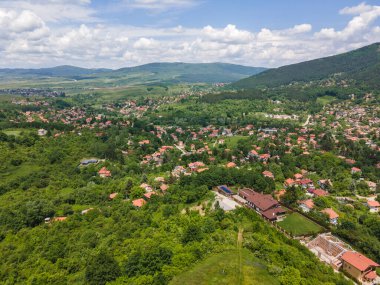 Bulgaristan 'ın Pernik bölgesindeki Rudartsi Köyü yakınlarındaki Vitosha Dağı' nın şaşırtıcı hava manzarası