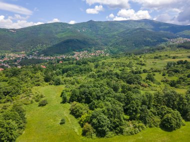 Bulgaristan 'ın Pernik bölgesindeki Rudartsi Köyü yakınlarındaki Vitosha Dağı' nın şaşırtıcı hava manzarası