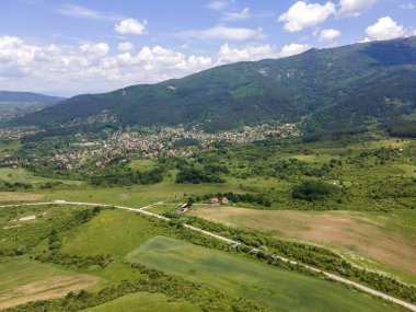 Bulgaristan 'ın Pernik bölgesindeki Rudartsi Köyü yakınlarındaki Vitosha Dağı' nın şaşırtıcı hava manzarası