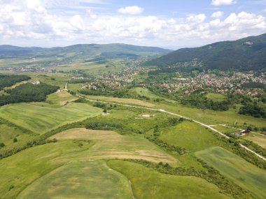 Bulgaristan 'ın Pernik bölgesindeki Rudartsi Köyü yakınlarındaki Vitosha Dağı' nın şaşırtıcı hava manzarası