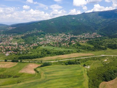 Bulgaristan 'ın Pernik bölgesindeki Rudartsi Köyü yakınlarındaki Vitosha Dağı' nın şaşırtıcı hava manzarası