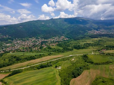 Bulgaristan 'ın Pernik bölgesindeki Rudartsi Köyü yakınlarındaki Vitosha Dağı' nın şaşırtıcı hava manzarası