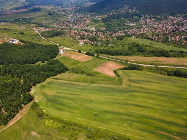 Bulgaristan 'ın Pernik bölgesindeki Rudartsi Köyü yakınlarındaki Vitosha Dağı' nın şaşırtıcı hava manzarası