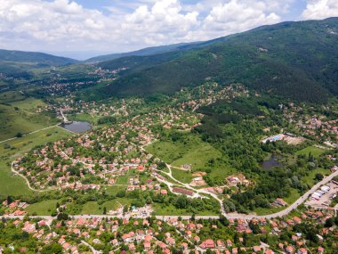 Bulgaristan 'ın Pernik bölgesindeki Rudartsi Köyü yakınlarındaki Vitosha Dağı' nın şaşırtıcı hava manzarası