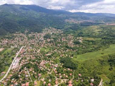 Bulgaristan 'ın Pernik bölgesindeki Rudartsi Köyü yakınlarındaki Vitosha Dağı' nın şaşırtıcı hava manzarası