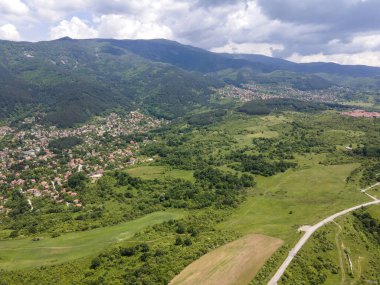 Bulgaristan 'ın Pernik bölgesindeki Rudartsi Köyü yakınlarındaki Vitosha Dağı' nın şaşırtıcı hava manzarası