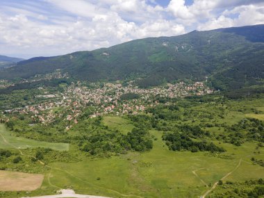 Bulgaristan 'ın Pernik bölgesindeki Rudartsi Köyü yakınlarındaki Vitosha Dağı' nın şaşırtıcı hava manzarası