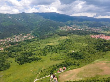 Bulgaristan 'ın Pernik bölgesindeki Rudartsi Köyü yakınlarındaki Vitosha Dağı' nın şaşırtıcı hava manzarası