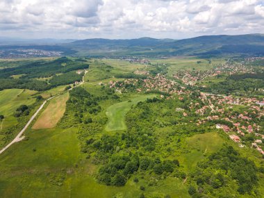 Bulgaristan 'ın Pernik bölgesindeki Rudartsi Köyü yakınlarındaki Vitosha Dağı' nın şaşırtıcı hava manzarası