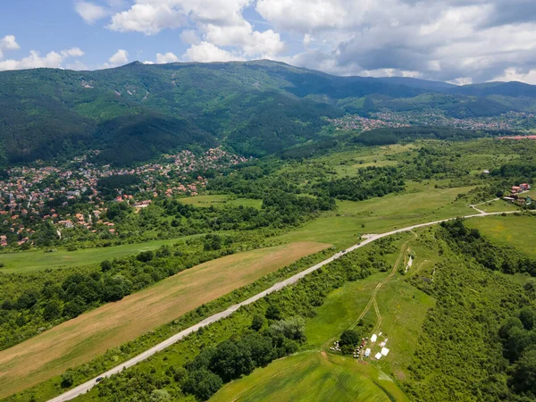 Bulgaristan 'ın Pernik bölgesindeki Rudartsi Köyü yakınlarındaki Vitosha Dağı' nın şaşırtıcı hava manzarası