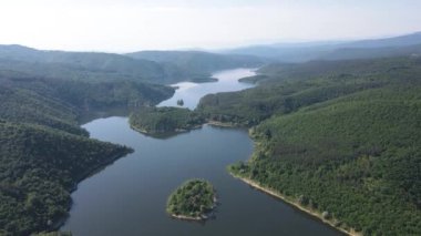 Topolnitsa Reservoir, Sredna Gora Dağı, Bulgaristan 'ın yay manzarası