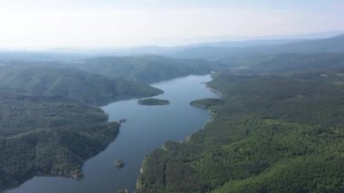 Topolnitsa Reservoir, Sredna Gora Dağı, Bulgaristan 'ın yay manzarası