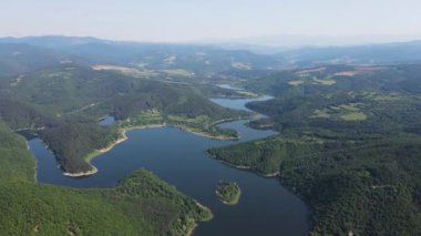 Topolnitsa Reservoir, Sredna Gora Dağı, Bulgaristan 'ın yay manzarası
