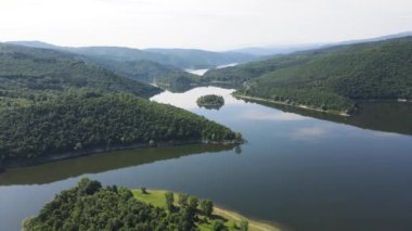 Topolnitsa Reservoir, Sredna Gora Dağı, Bulgaristan 'ın yay manzarası